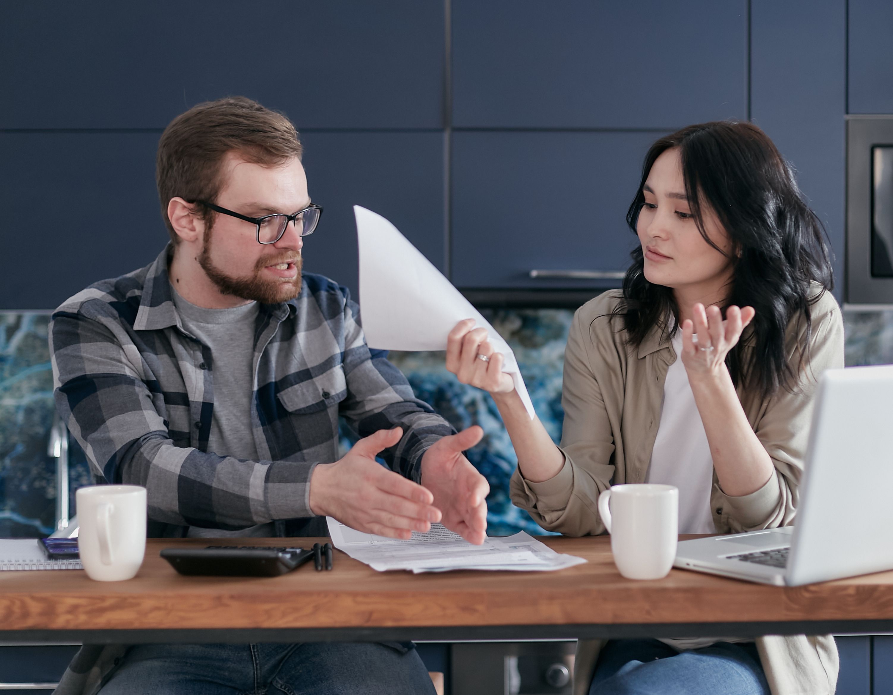 Casal estressado com finanças